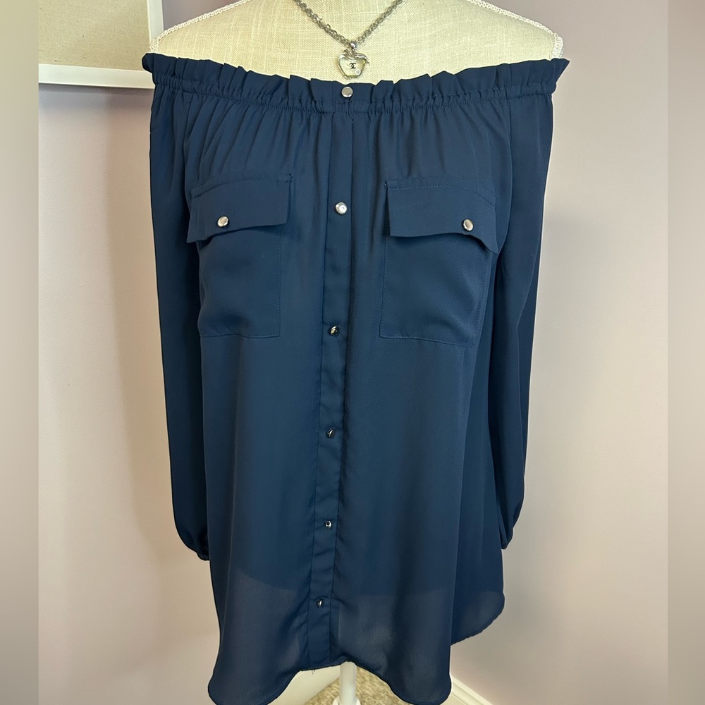 EST 1946 lovely blouse can be worn off the shoulder or on.